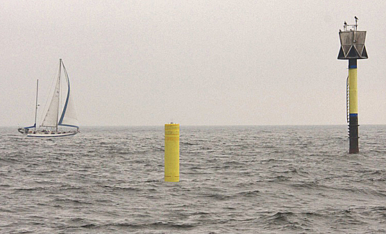 Den gula bojen ligger söder om Helsingfors, men rätt långt ute till havs, i närheten av huvudfarleden söderut. Foto: Joose Mykkänen
